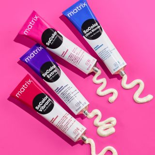 ⚡️ Matrix SoColor: Rychlejší, silnější, zářivější! ⏰ Představujeme vám novou generaci naší ikonické permanentní krémové...